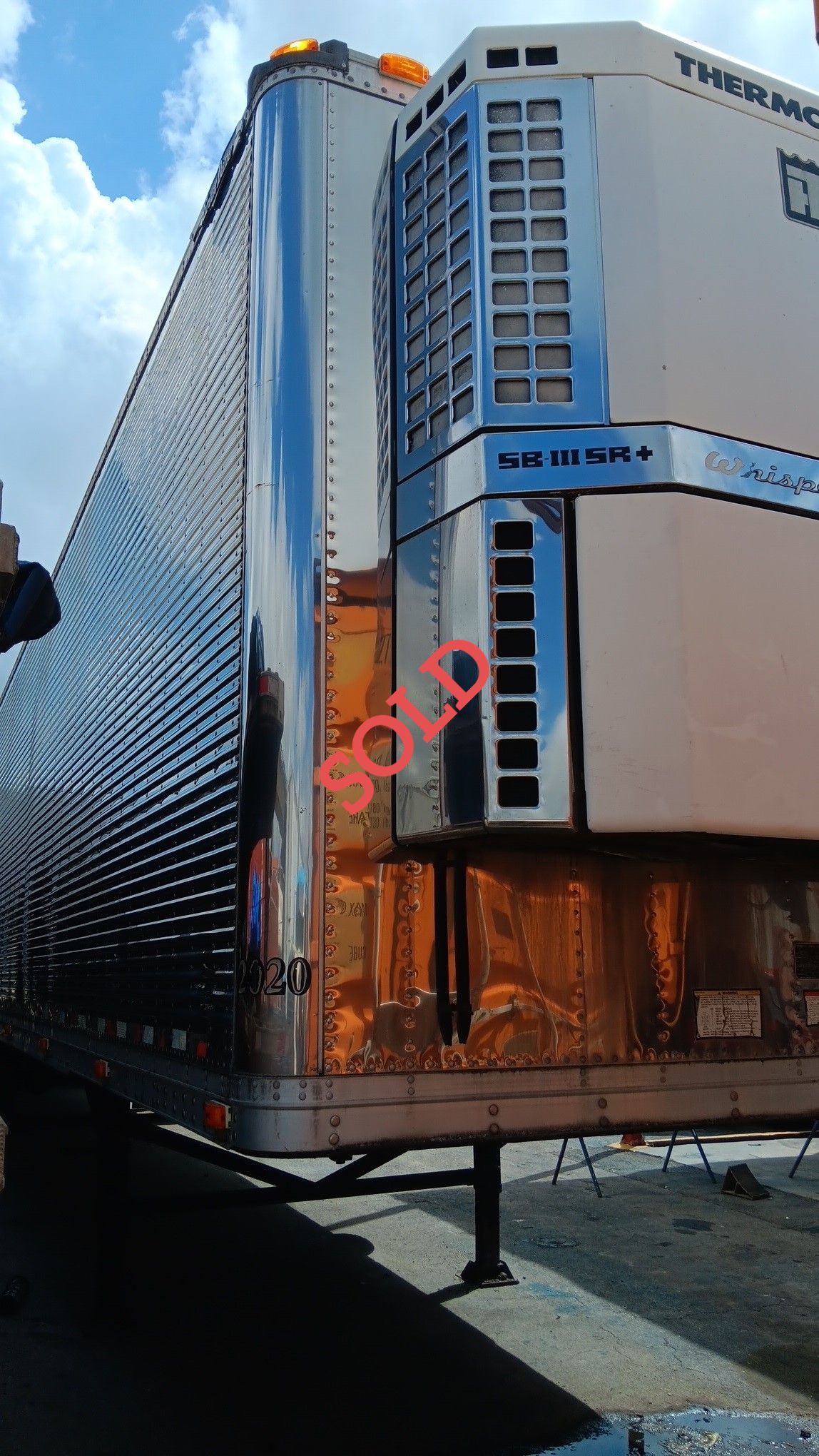 Refrigerated semi-trailer with 