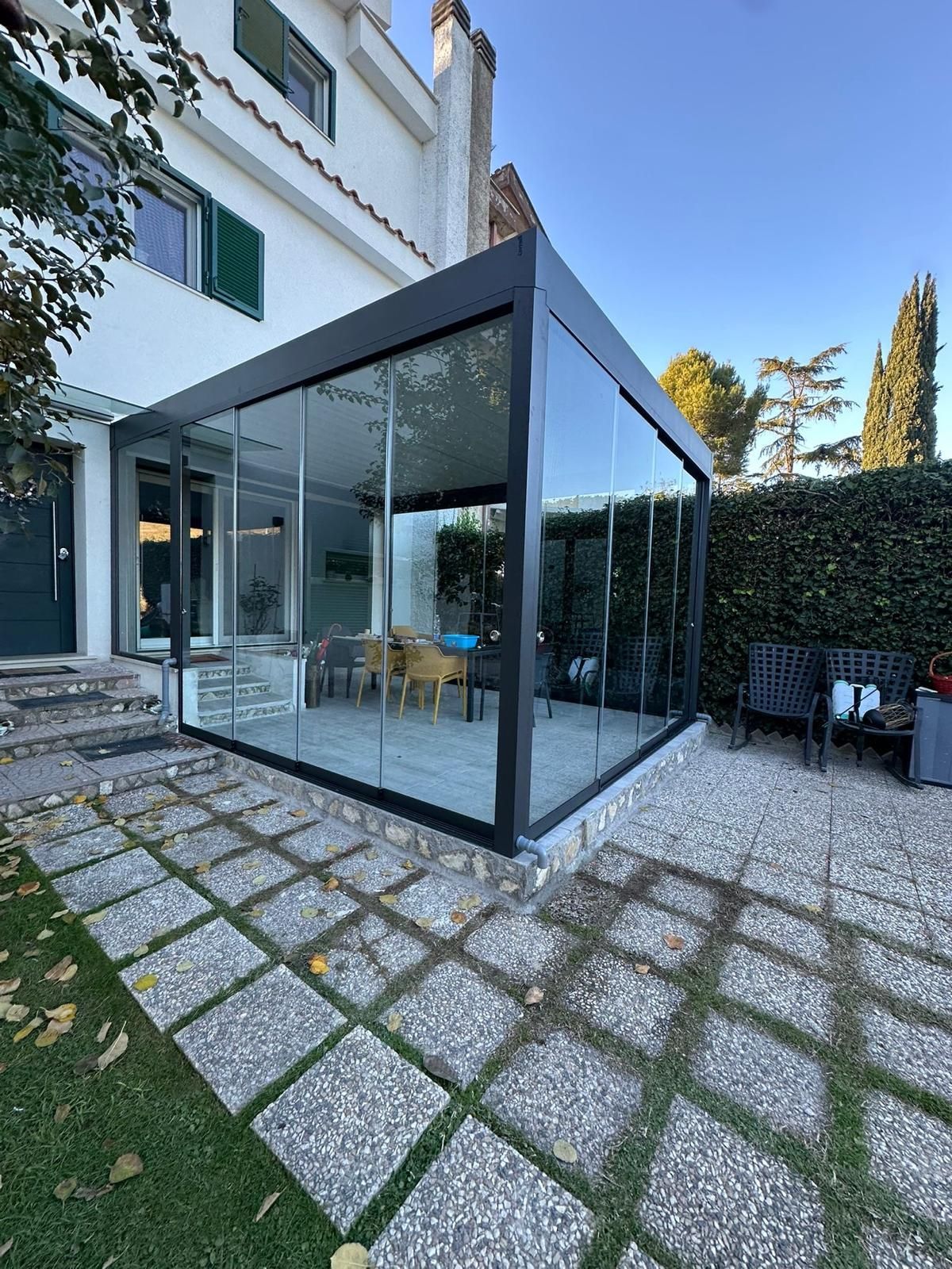Pergola bioclimatica con vetrate panoramiche installata a Fonte Nuova