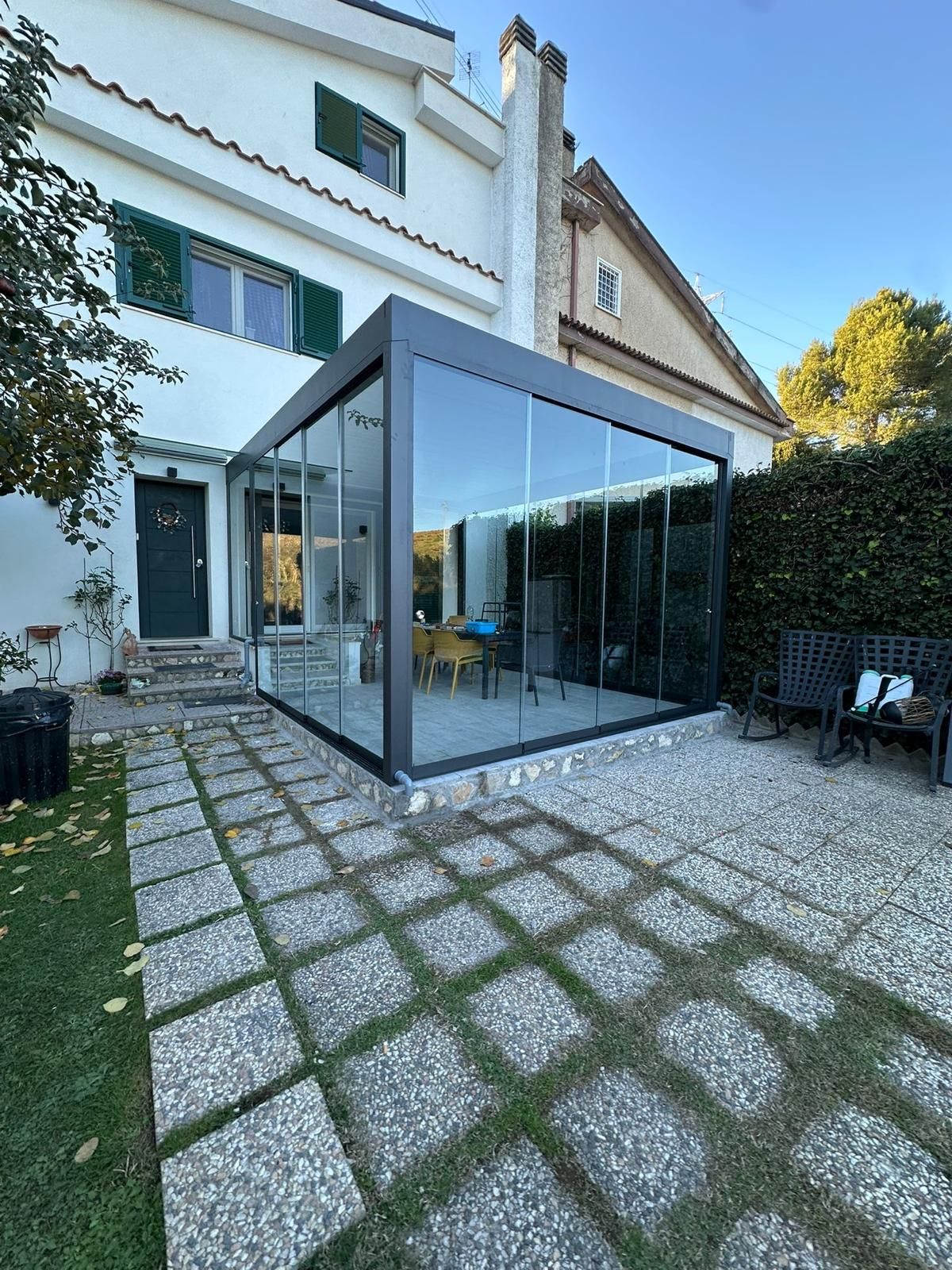 Pergola bioclimatica con vetrate panoramiche installata a Fonte Nuova