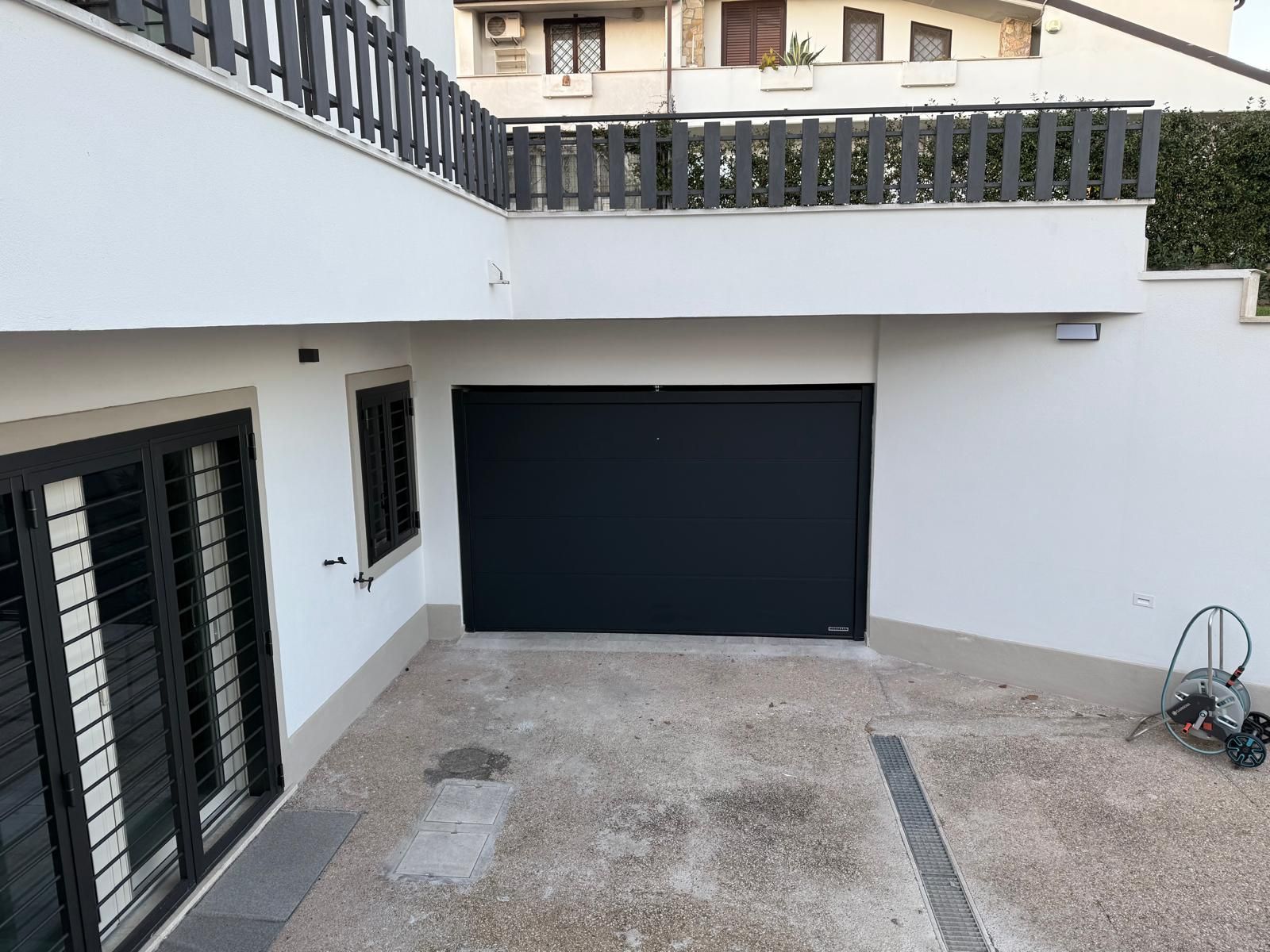 Portone sezionale da garage Hormann installato a Guidonia