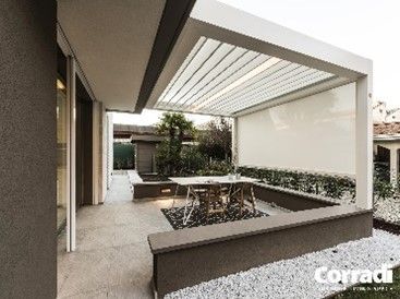 pergotenda in giardino con sedute