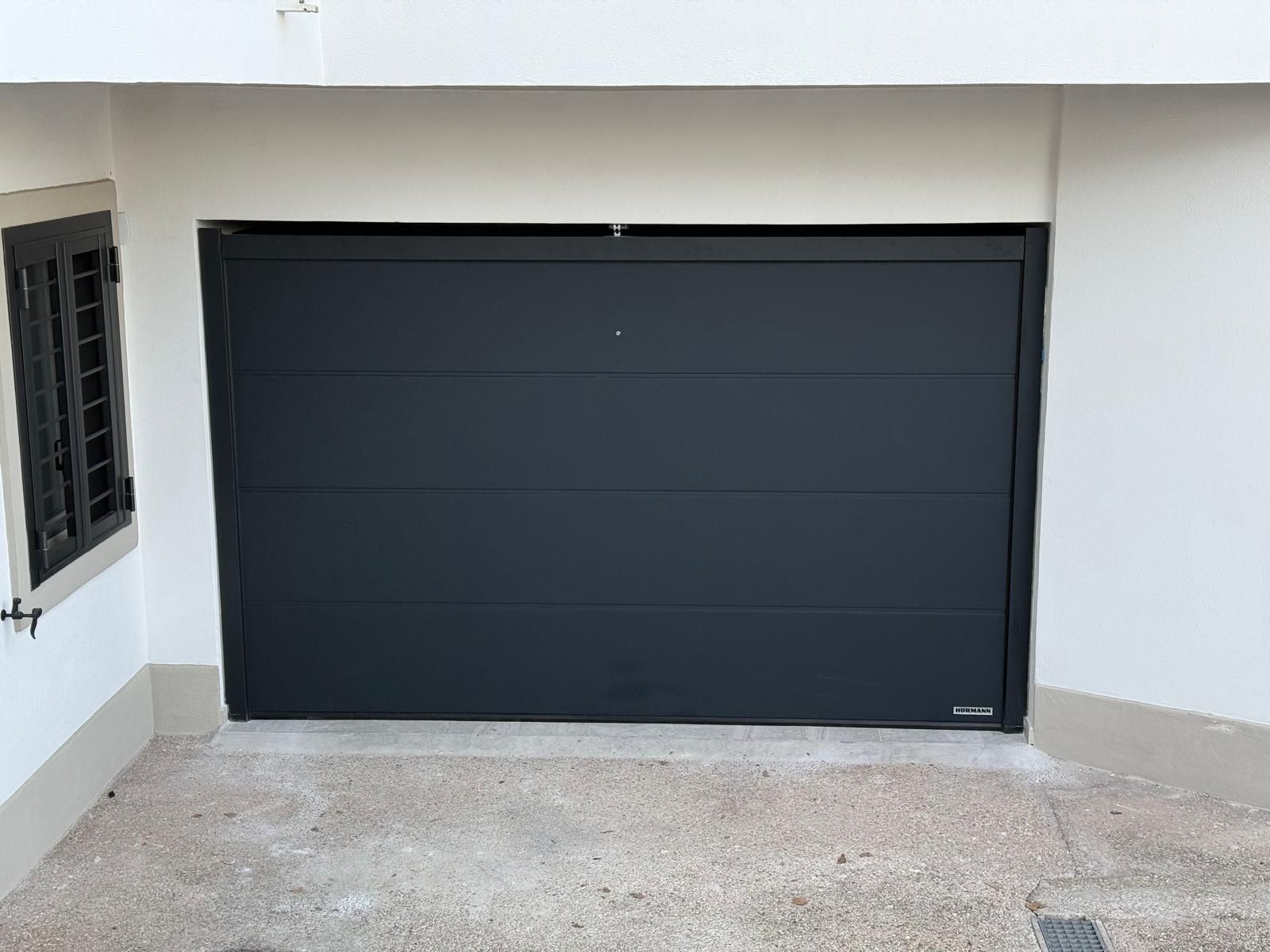Portone sezionale da garage Hormann installato a Guidonia