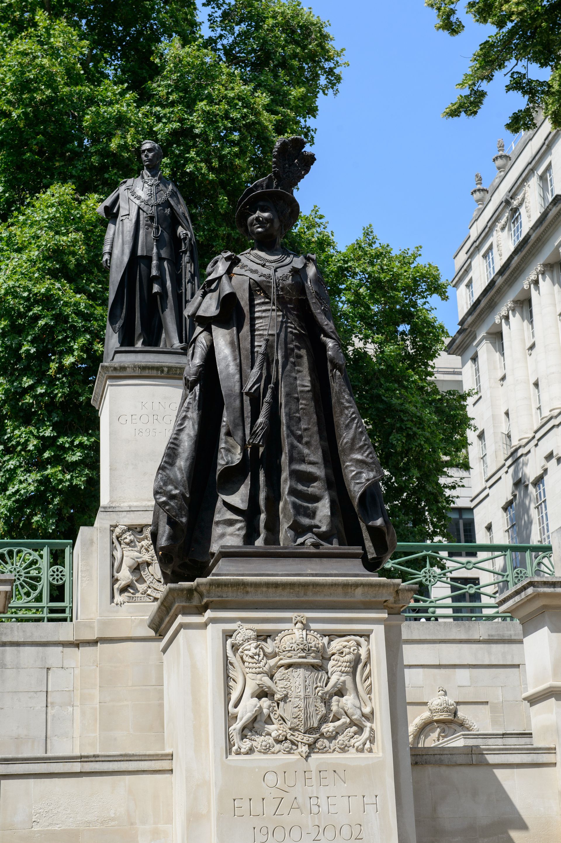 Memorial statues of King George VI and Queen Elizabeth The Queen Mother at Marlborough Gate, St Jame