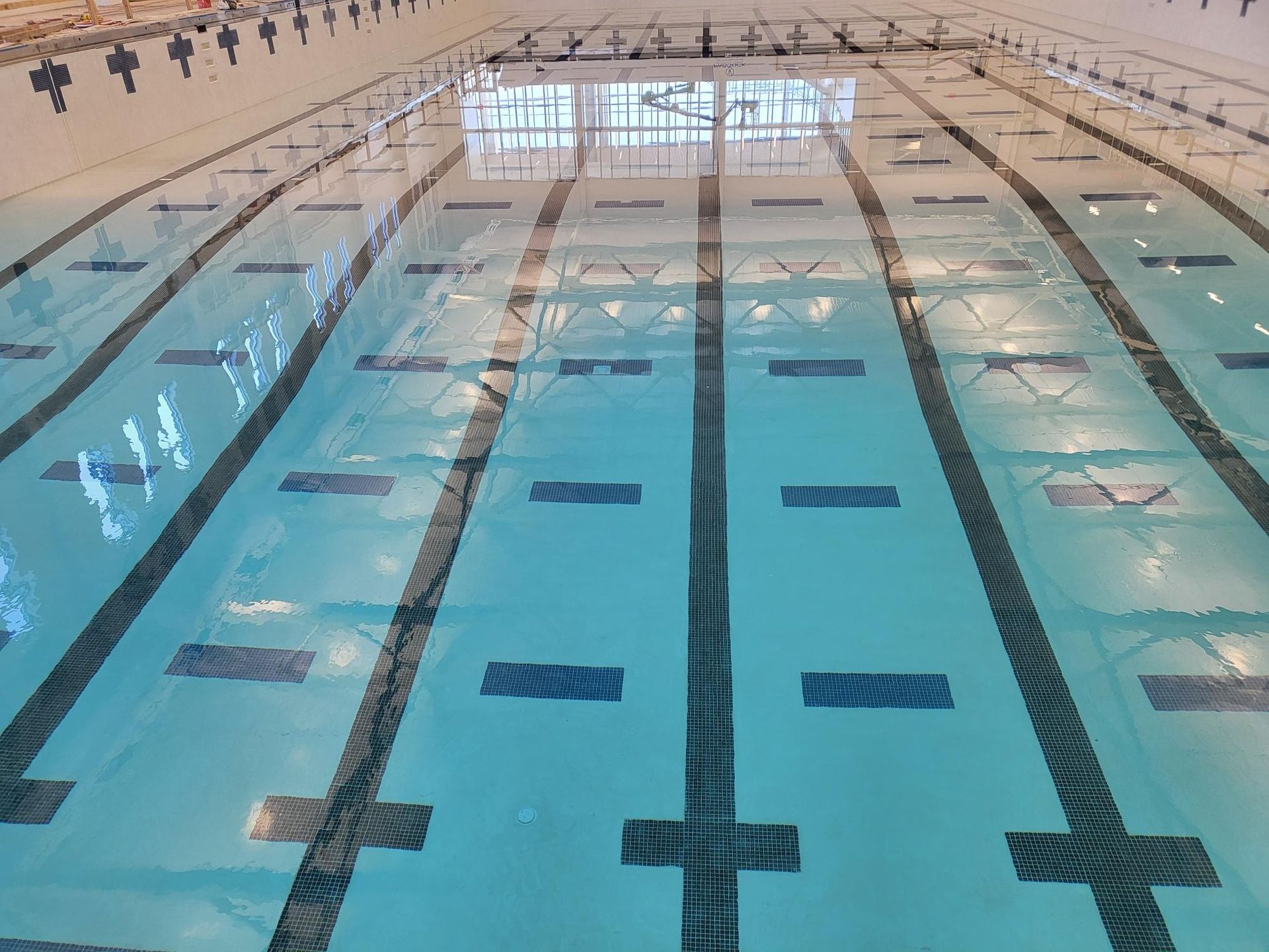 A large indoor swimming pool with a lot of lanes