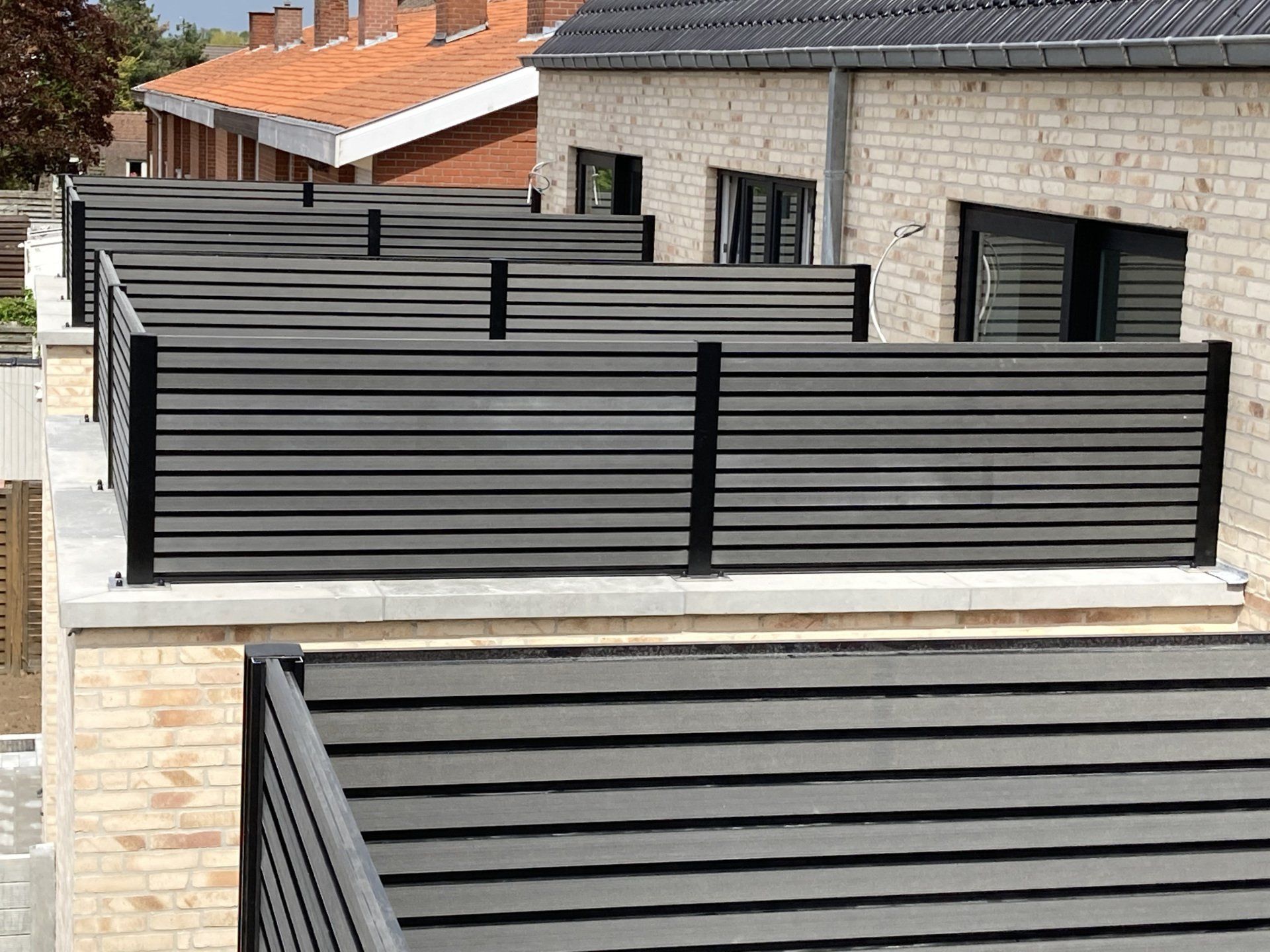 Houten afsluiting met aluminium palen