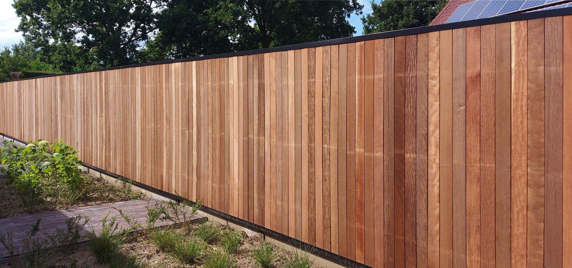 Houten afsluiting zonder zichtbare palen