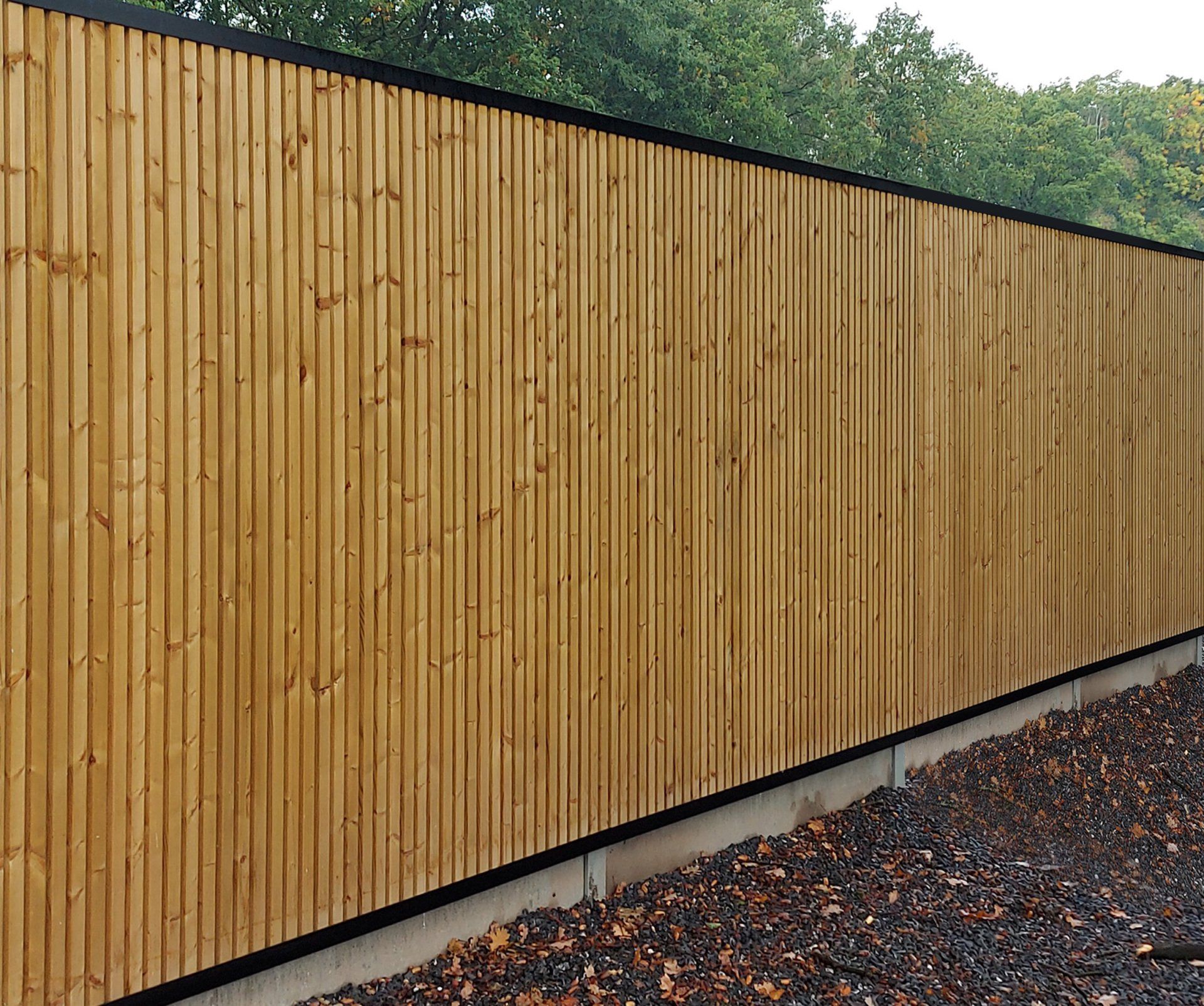 Houten afsluiting met onzichtbare aluminium palen