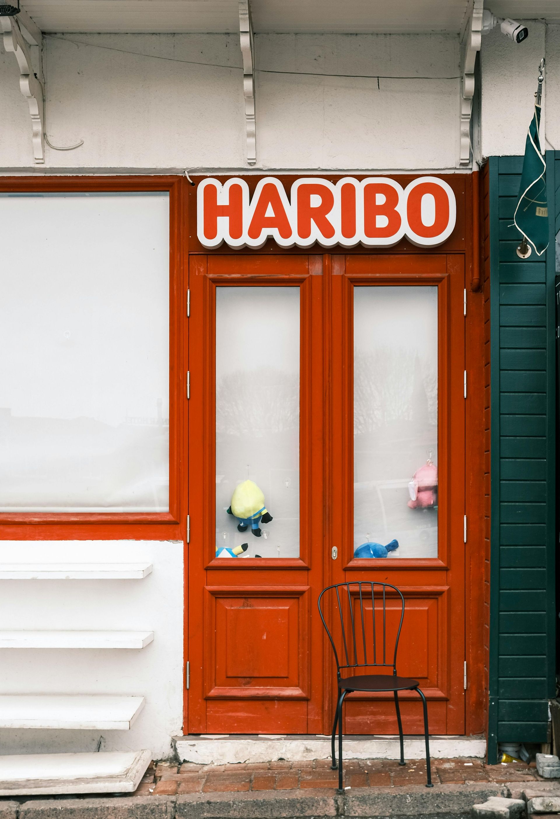 A red door with the word haribo on it