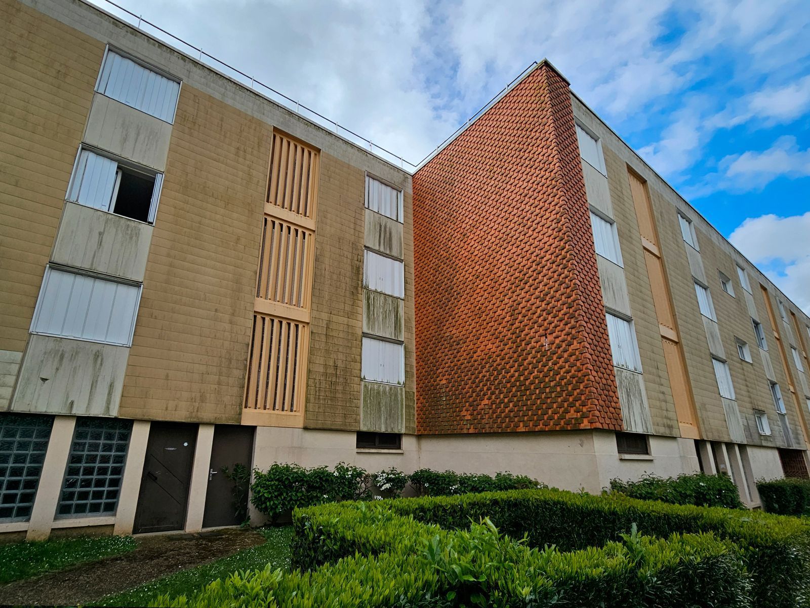Démoussage d'une façade d'un immeuble à Rouen