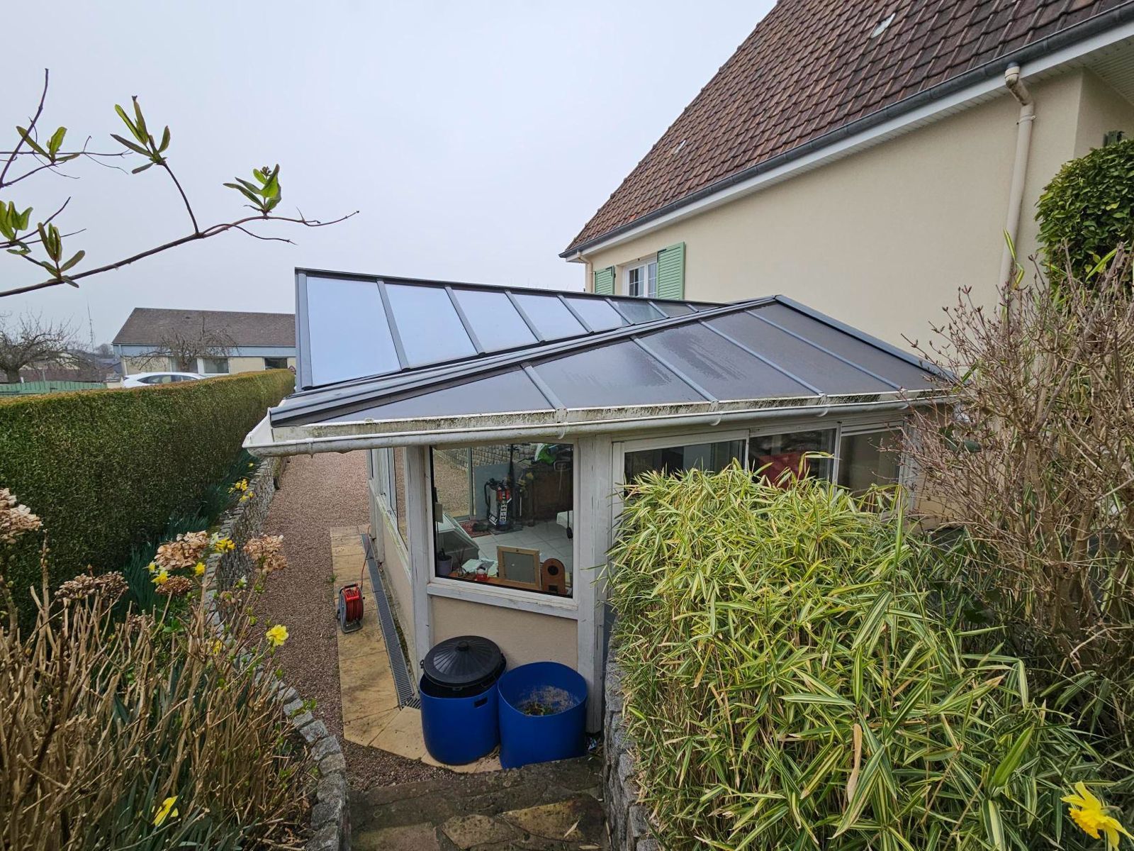 démoussage du toit d'une extension véranda de maison avant