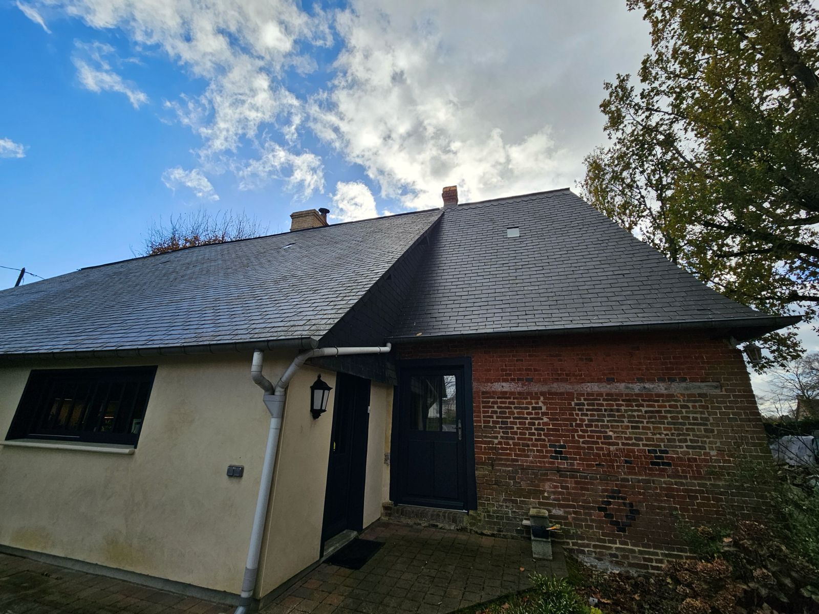 Démoussage d'une toiture à rouen après
