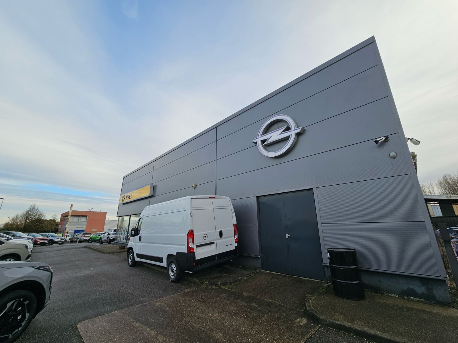 nettoyage de la façade d'une concession opel à Yvetot après