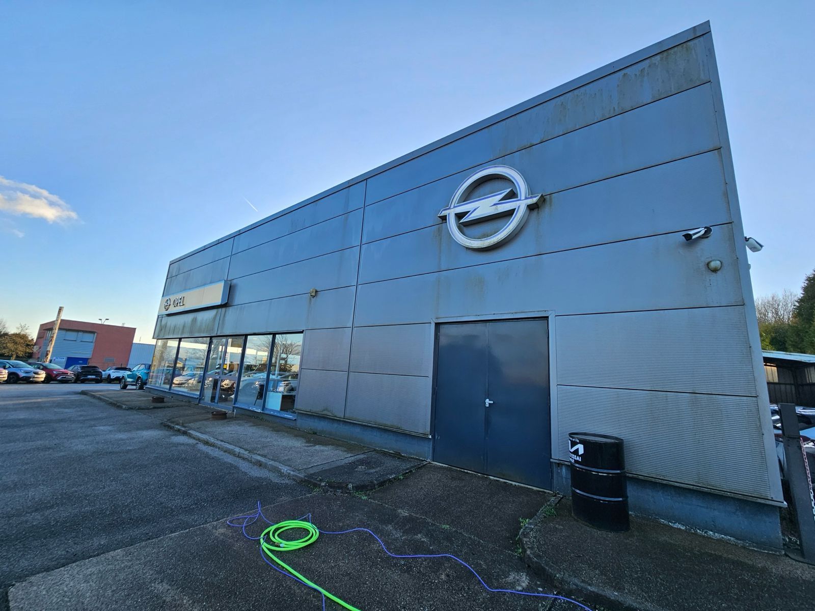 nettoyage de la façade d'une concession opel à Yvetot