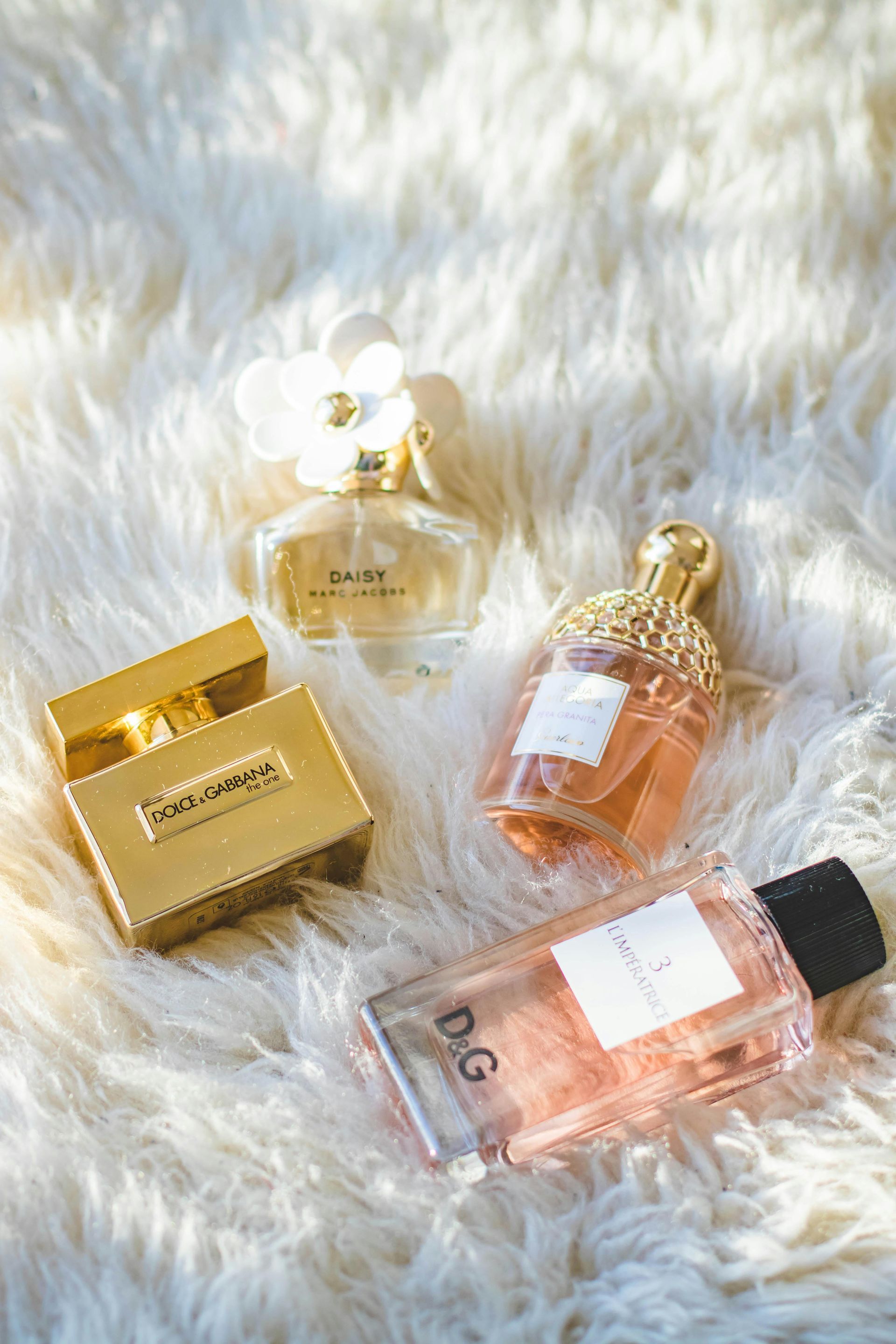 Frascos de perfumes e fragrâncias preparados para processos de overwrapping, encartonamento e encaixotamento.