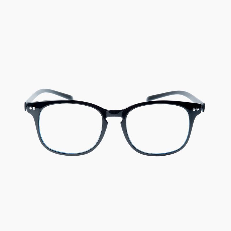 Un par de gafas de lectura negras sobre un fondo blanco.