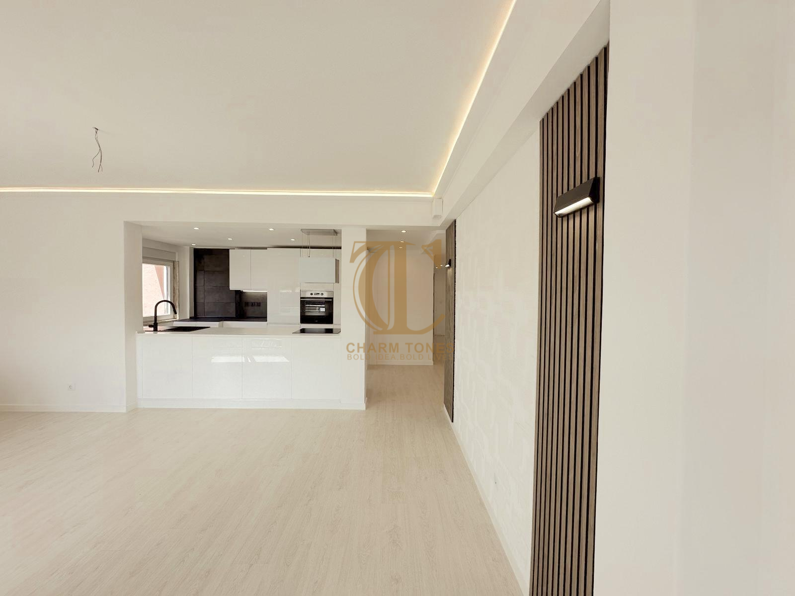 Um quarto vazio com paredes brancas e um guarda-roupa