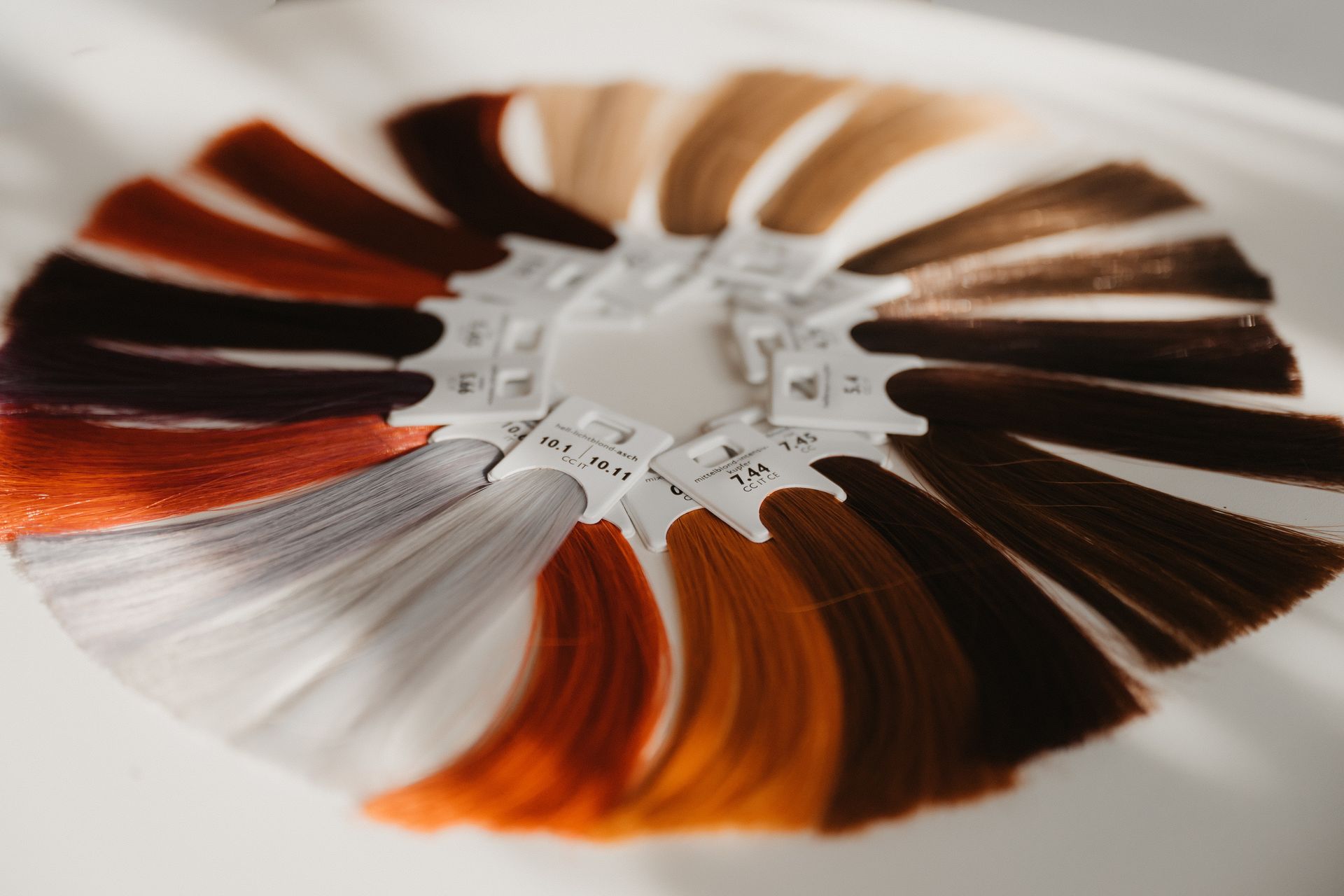 Die Farbmuster für die Haare waren fächerförmig angeordnet und zeigten verschiedene Nuancen von Dunkelbraun bis Blond.