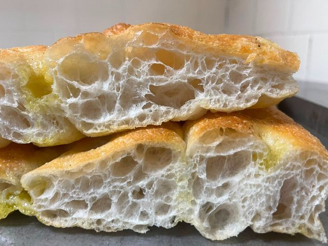 Primo piano di fette di pane croccante con mollica bianca e soffice e crosta dorata.
