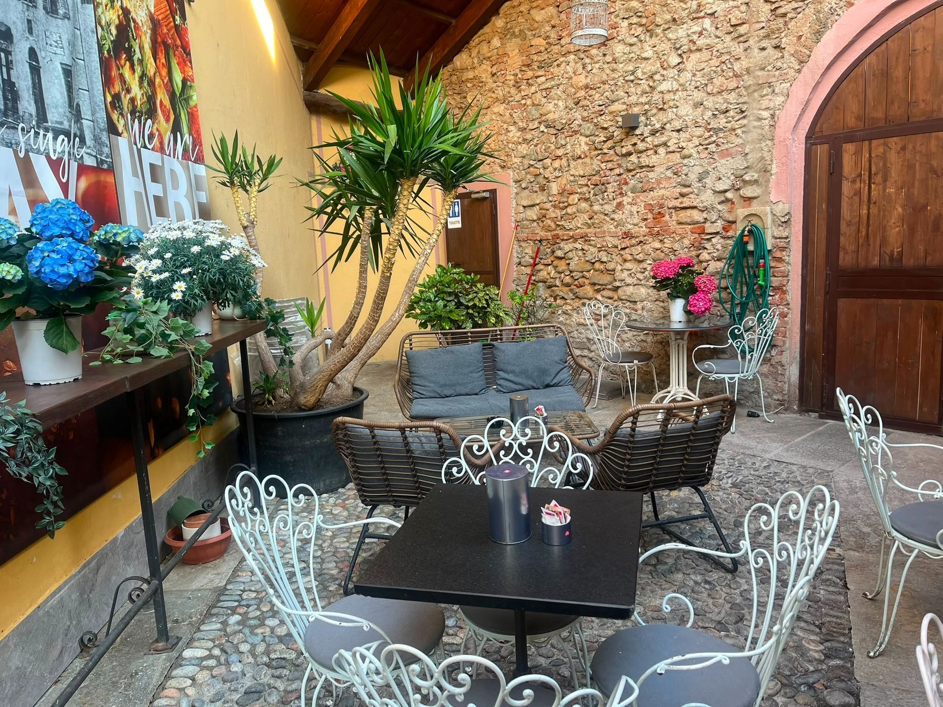 Ambiente spa rilassante con candele, asciugamani e decorazioni neutre.