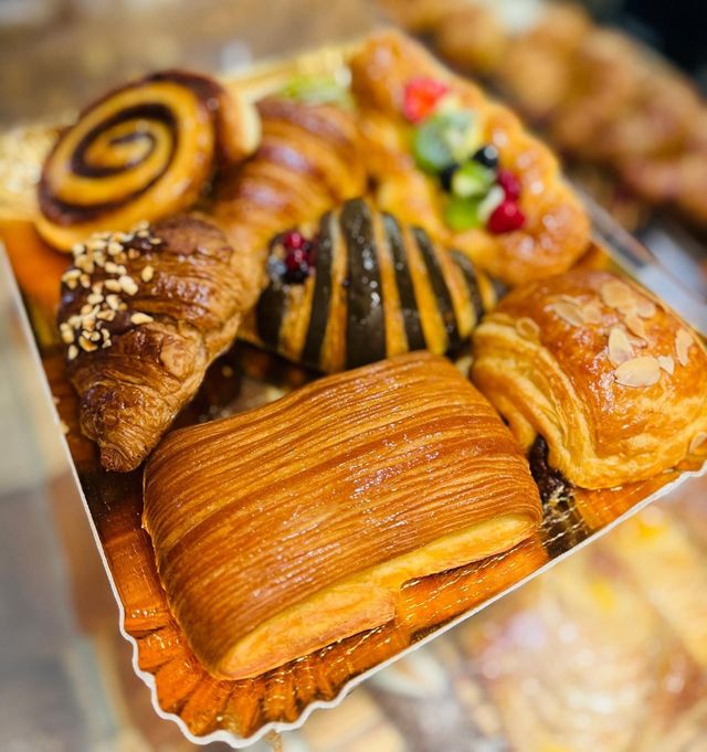 Assortimento di pasticcini colorati e pasticcini con glassa e guarnizioni disposti su un vassoio