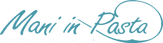 Logo “Mani in Pasta” in corsivo color verde acqua con un segno circolare attorno alla parola “Pasta”