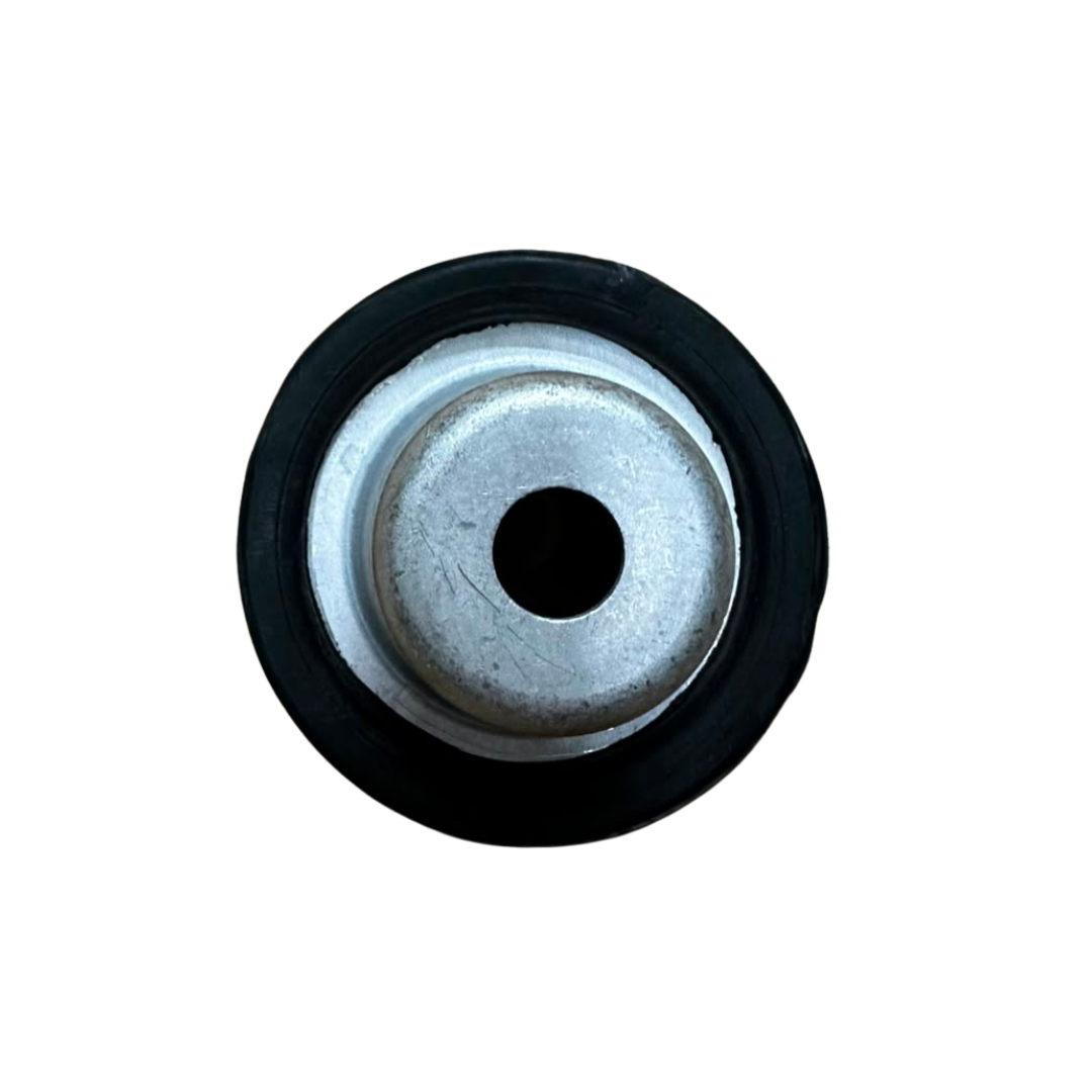 Dos objetos con forma de rueda, de color negro y plateado, sobre un fondo blanco.