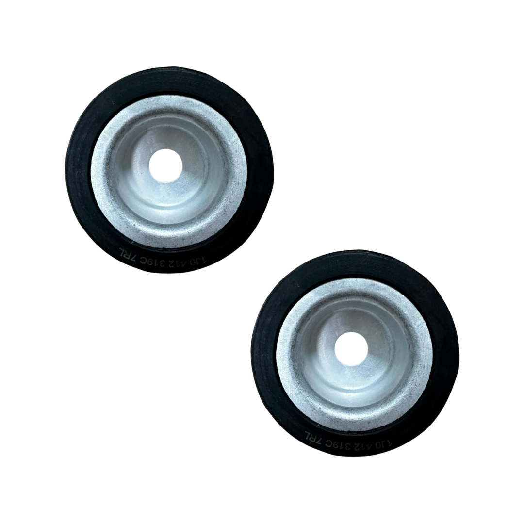 Dos objetos con forma de rueda, de color negro y plateado, sobre un fondo blanco.