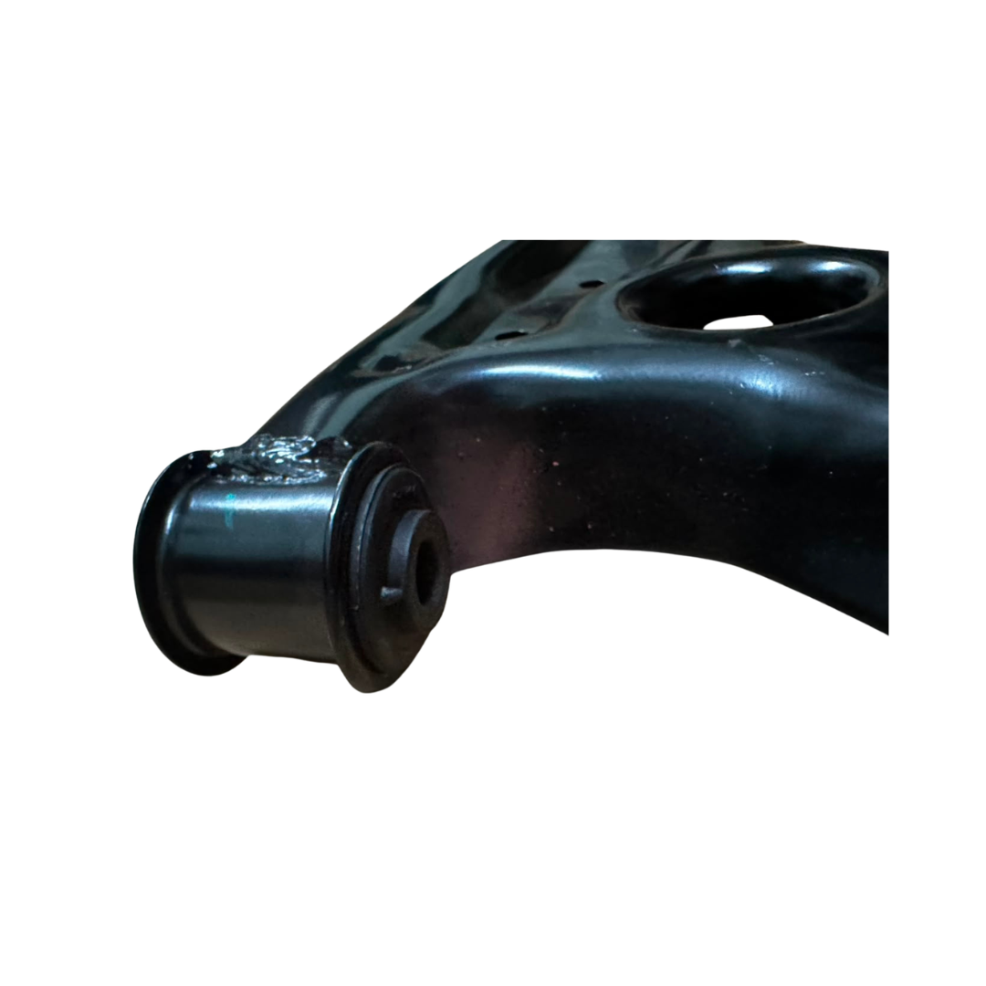 Brazo de control de suspensión automotriz negro sobre un fondo blanco