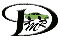 Logotipo estilizado en negro y verde con un coche deportivo verde y las letras “mR” dentro de un óvalo.