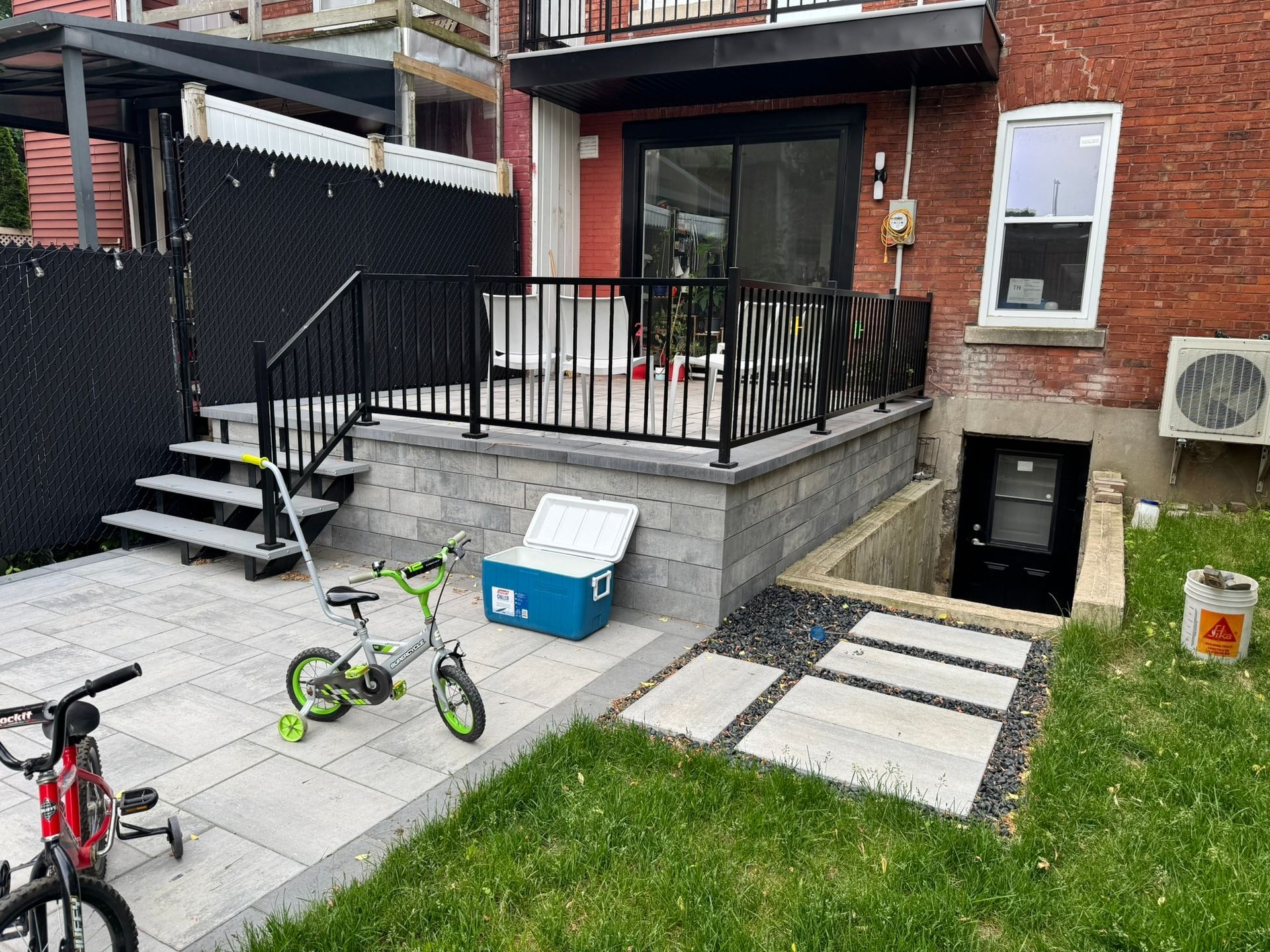 Une allée menant à une cheminée dans l'arrière-cour d'une maison.