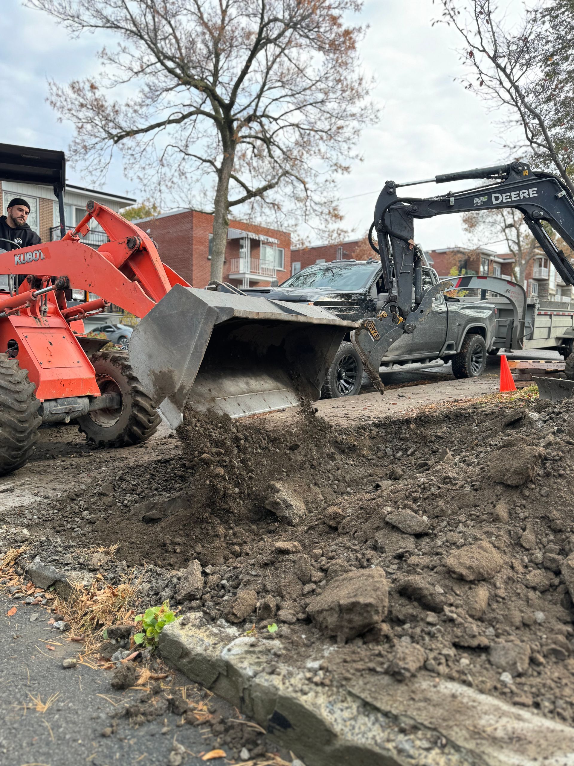 Un bulldozer charge de la terre dans un camion.