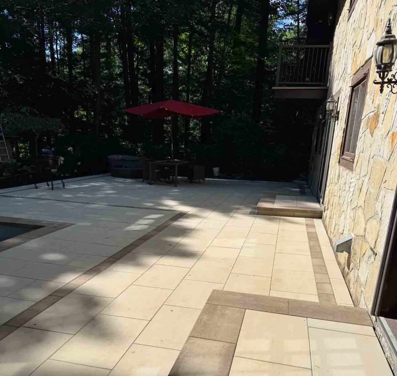 Un bâtiment en briques avec un patio en construction devant lui.