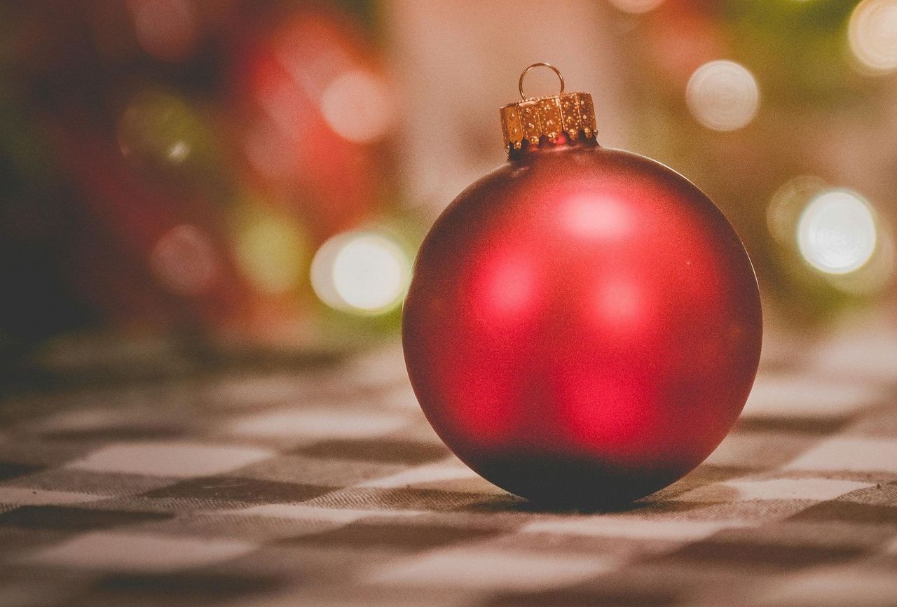 Rød julekugle - julestemning til årets julefest på Hestkøbgaard