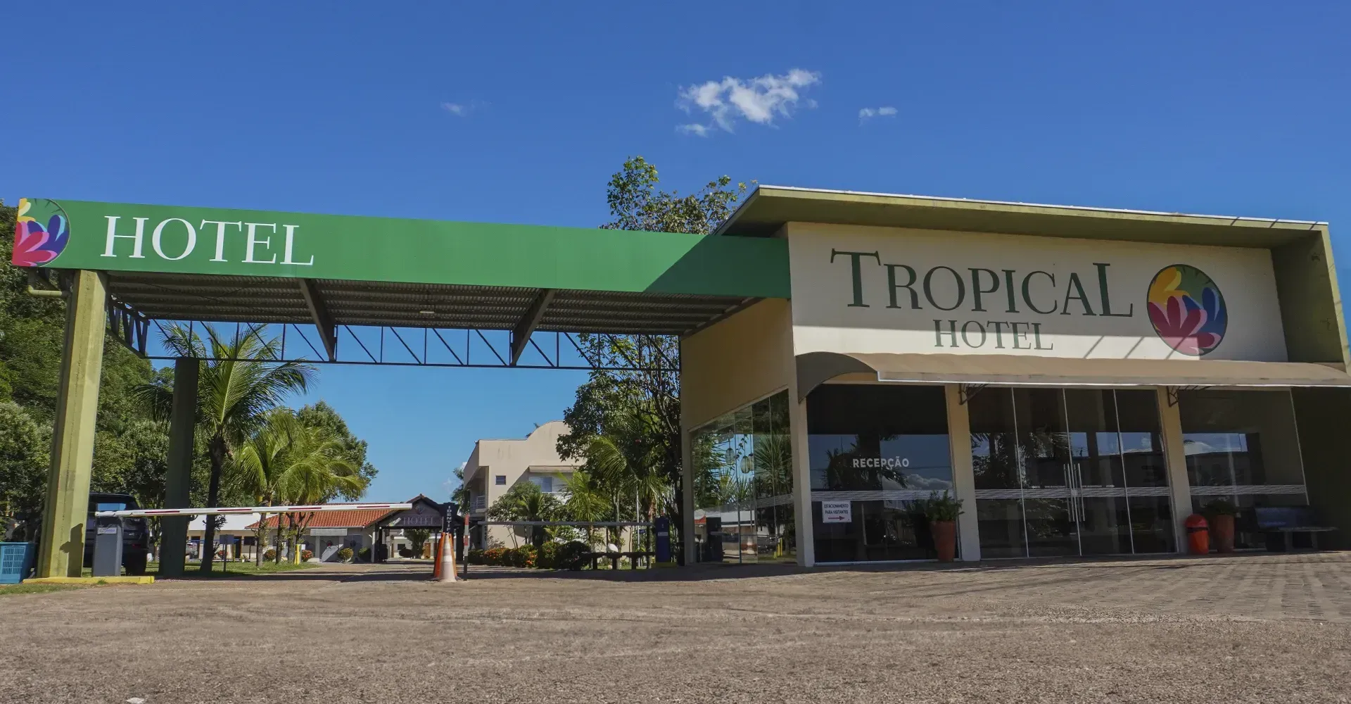 A entrada do hotel tropical é verde e branca