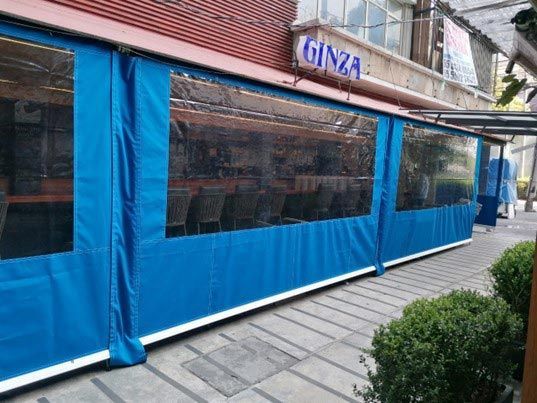 Toldo vertical con ventana de cristal
