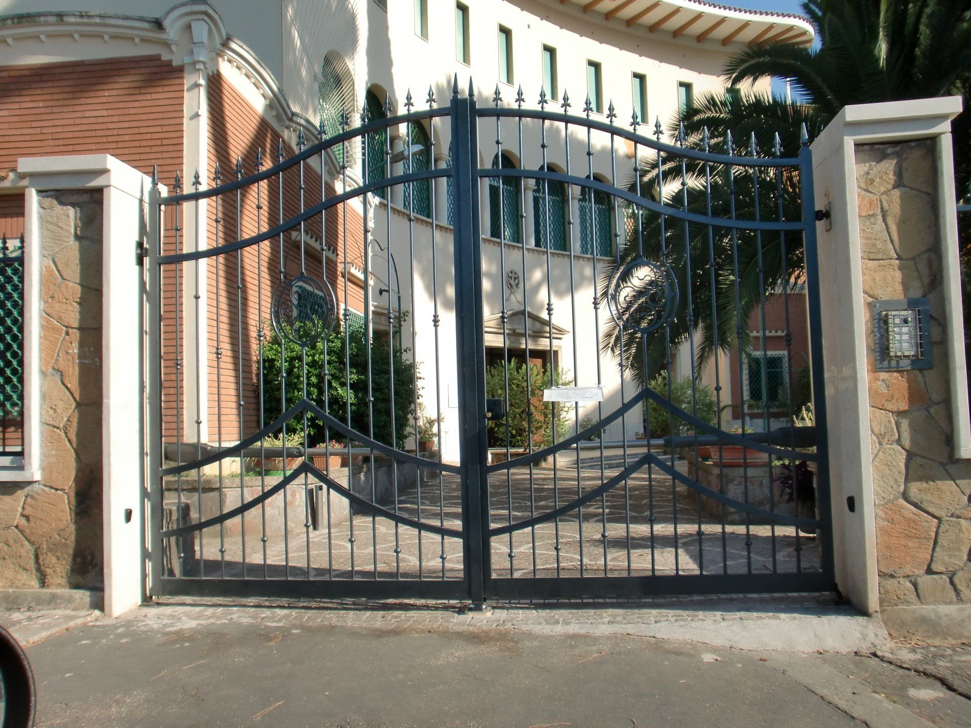 Porte d'ingresso con cancellata Comerci Serramenti Roma