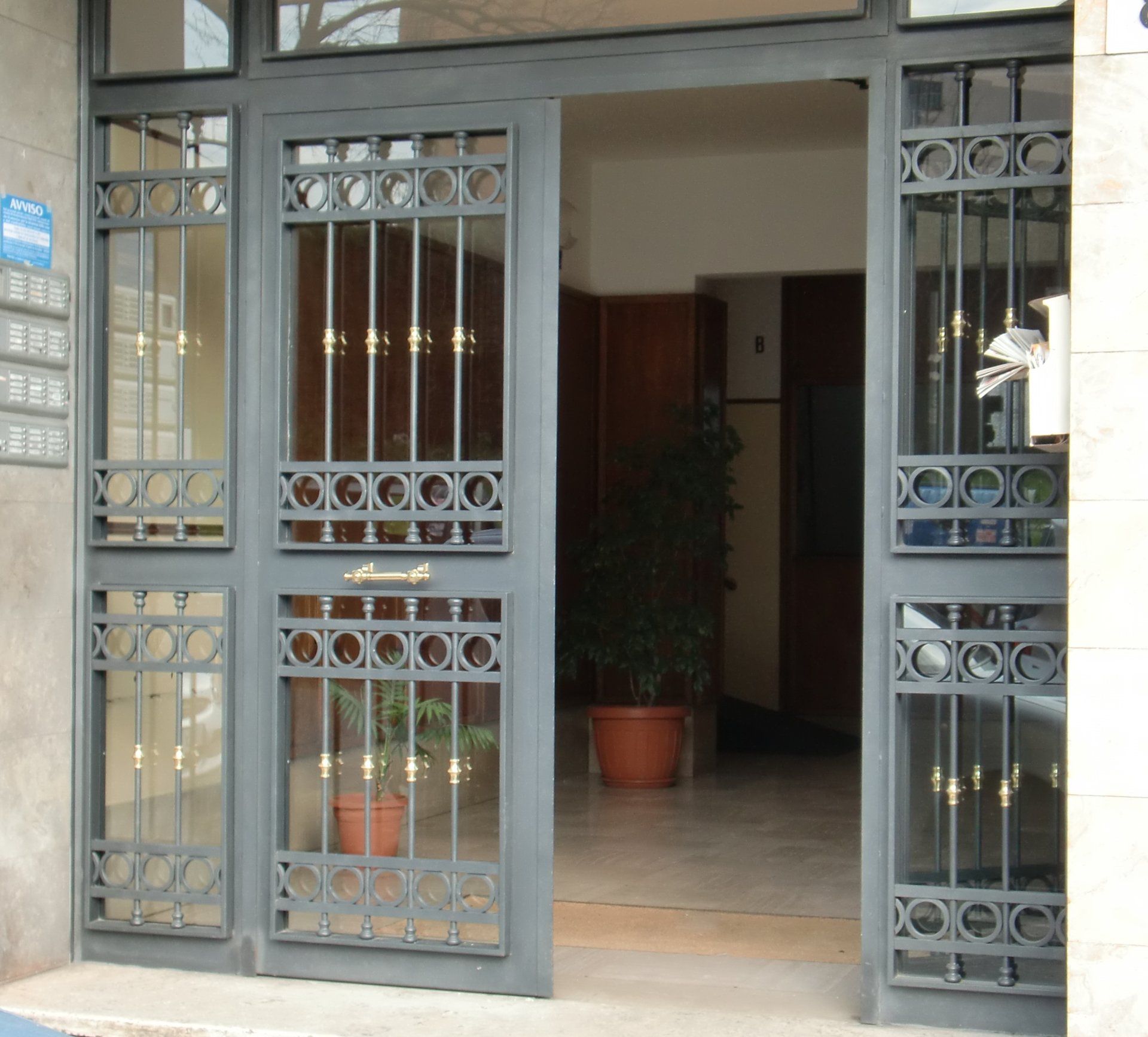 Porte d'ingresso con cancellata Comerci Serramenti Roma