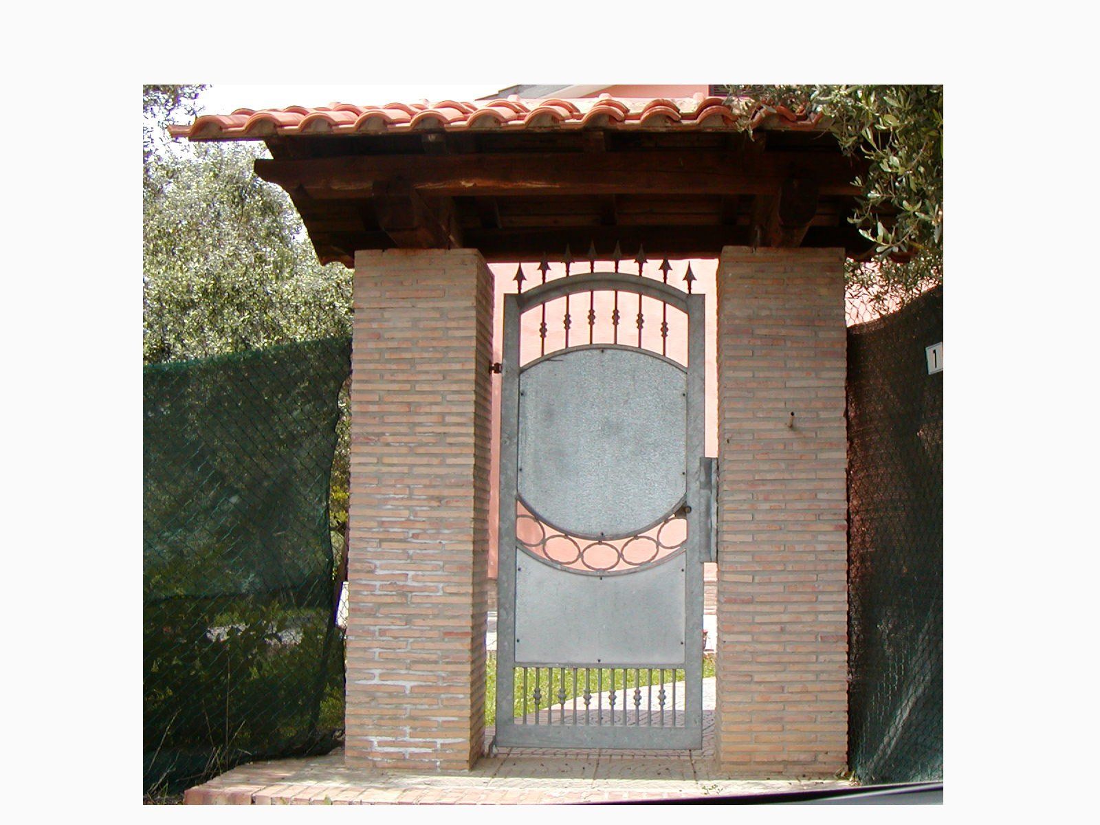 Porte d'ingresso con cancellata Comerci Serramenti Roma