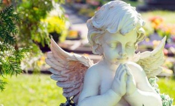 scultura di un angelo