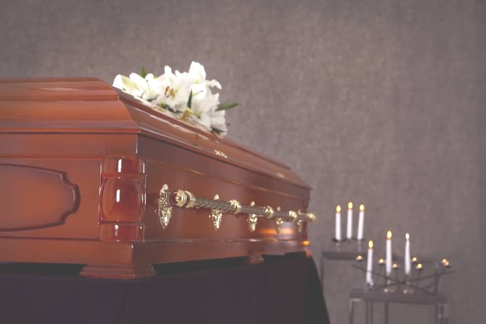 cofano funebre e omaggio floreale