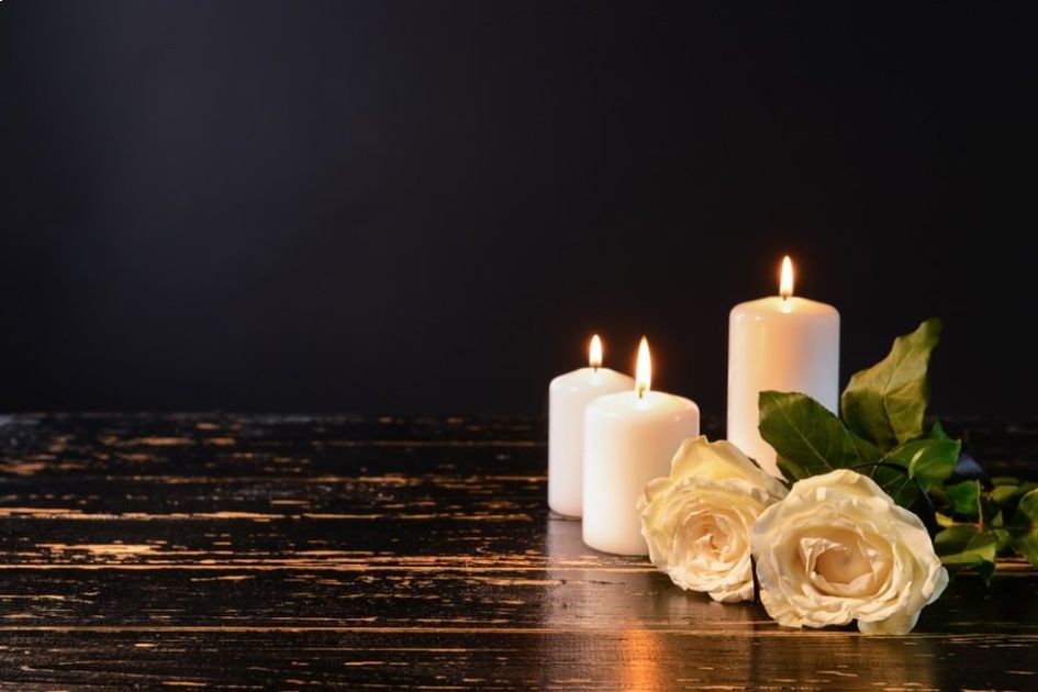 candele accese e rose bianche