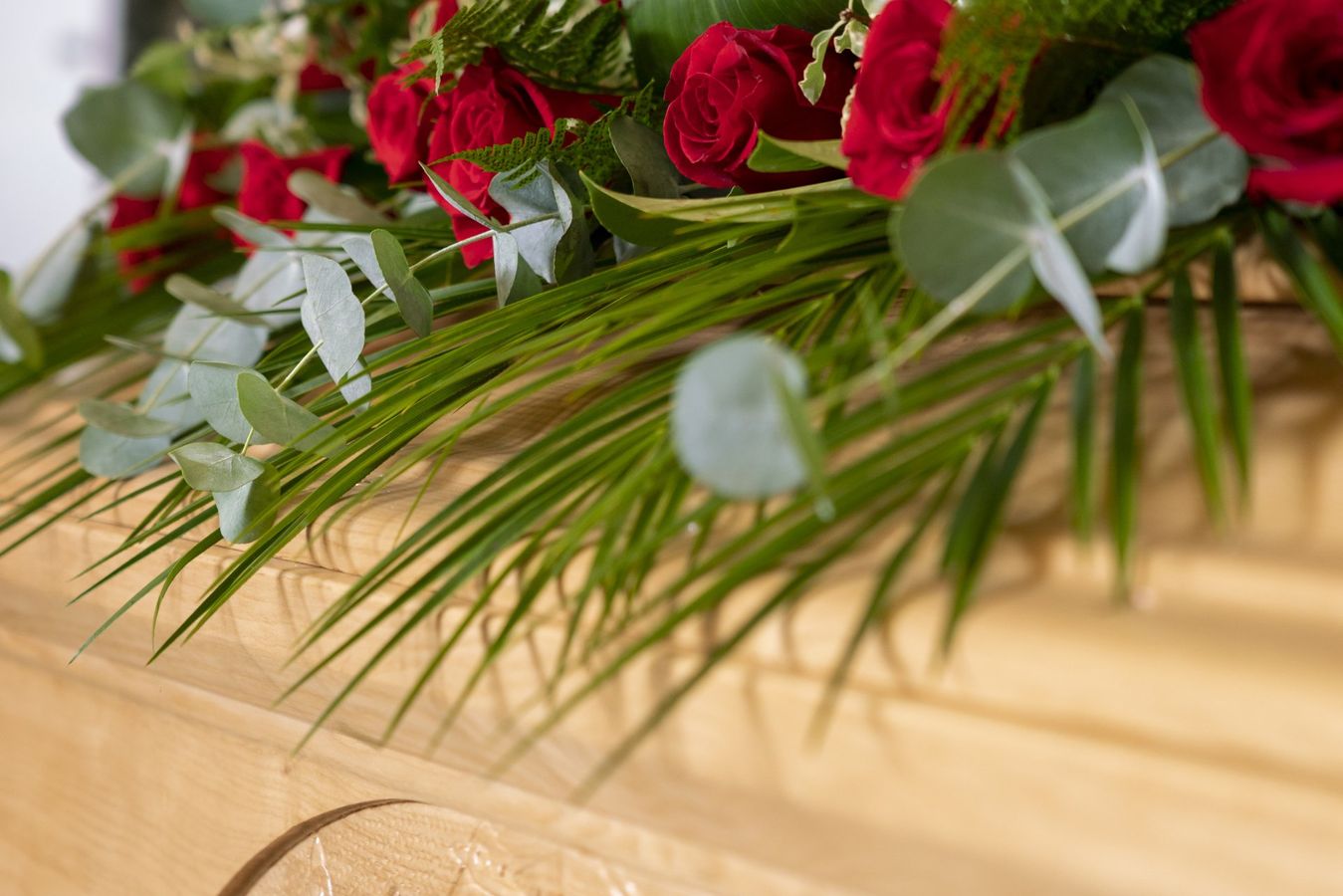 omaggi floreali in un cimitero