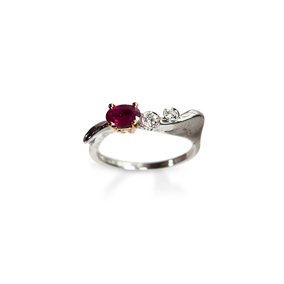 anello in oro rubino e diamanti
