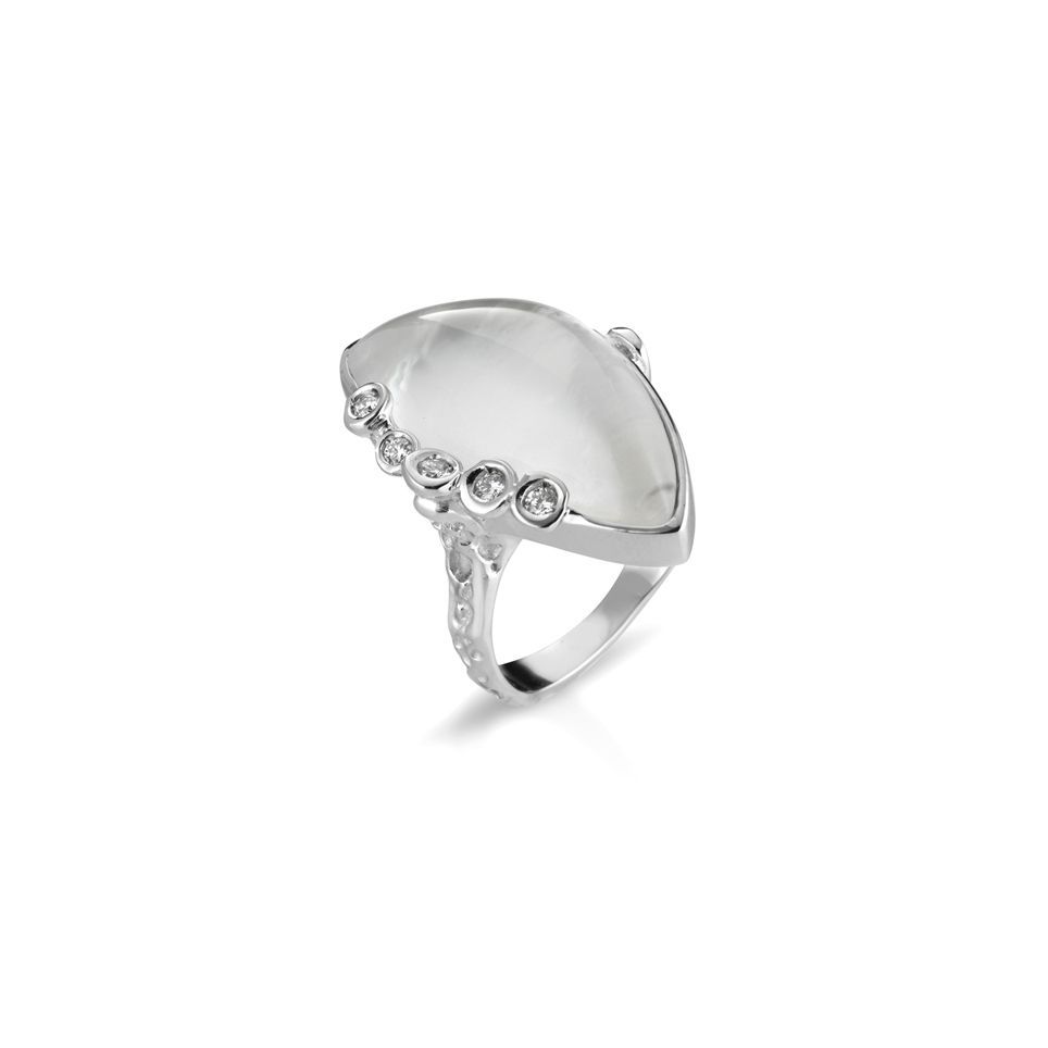 Anello in oro, diamanti e doppietta in madreperla e cristallo di rocca