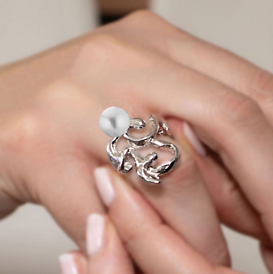 Anello in argento, topazio e perla naturale. indossato
