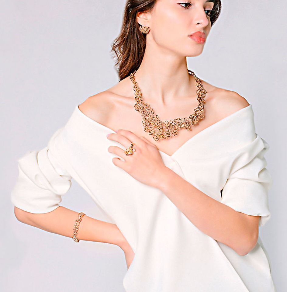 Collier in bronzo e argento indossato