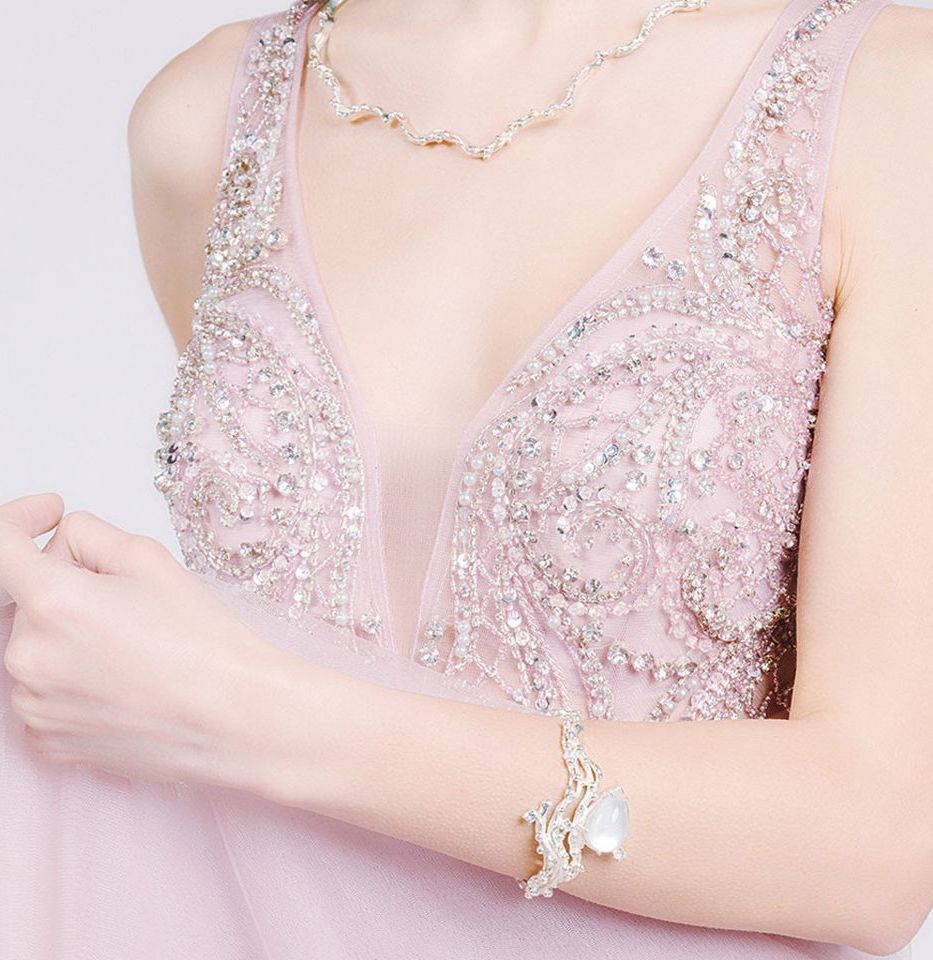 Collier in argento indossato