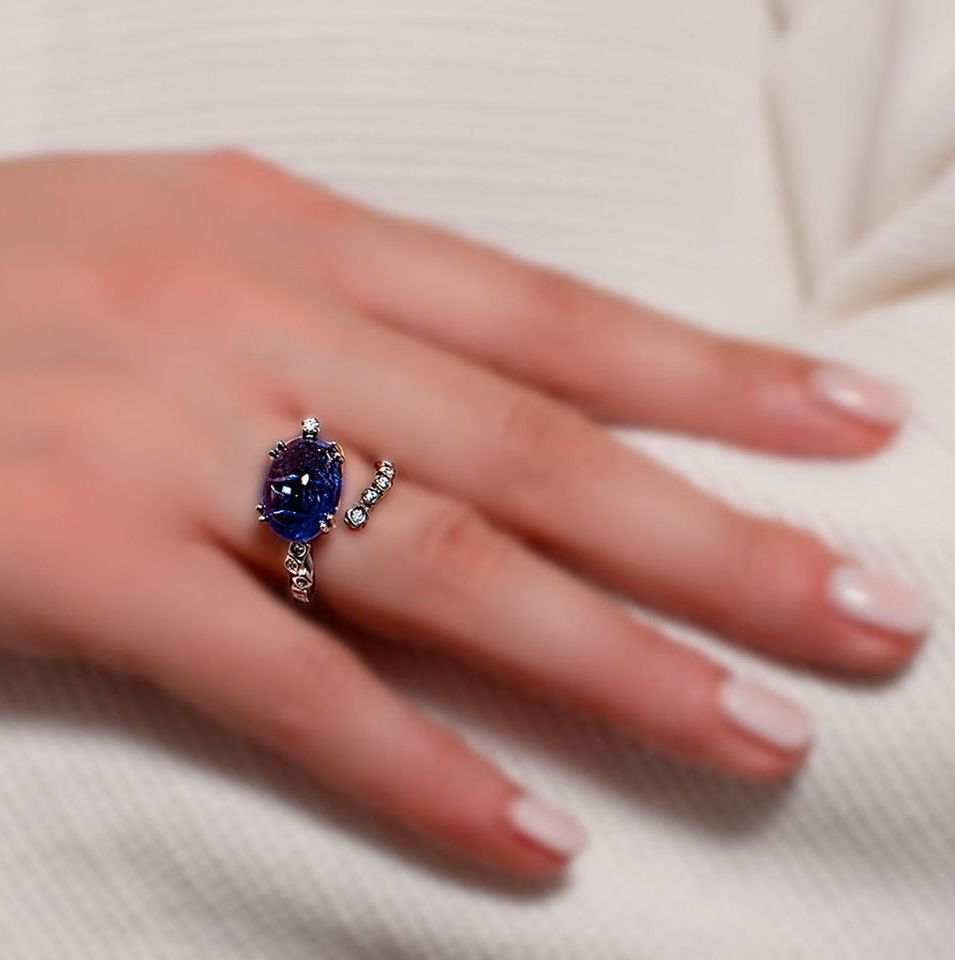 Anello in oro, diamanti e tanzanite indossato