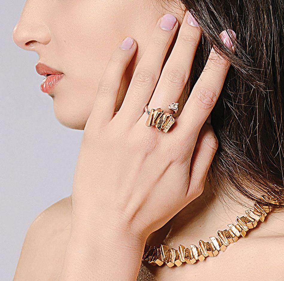 Anello in argento, bronzo e topazio bianco indossato. Auto-regolabile