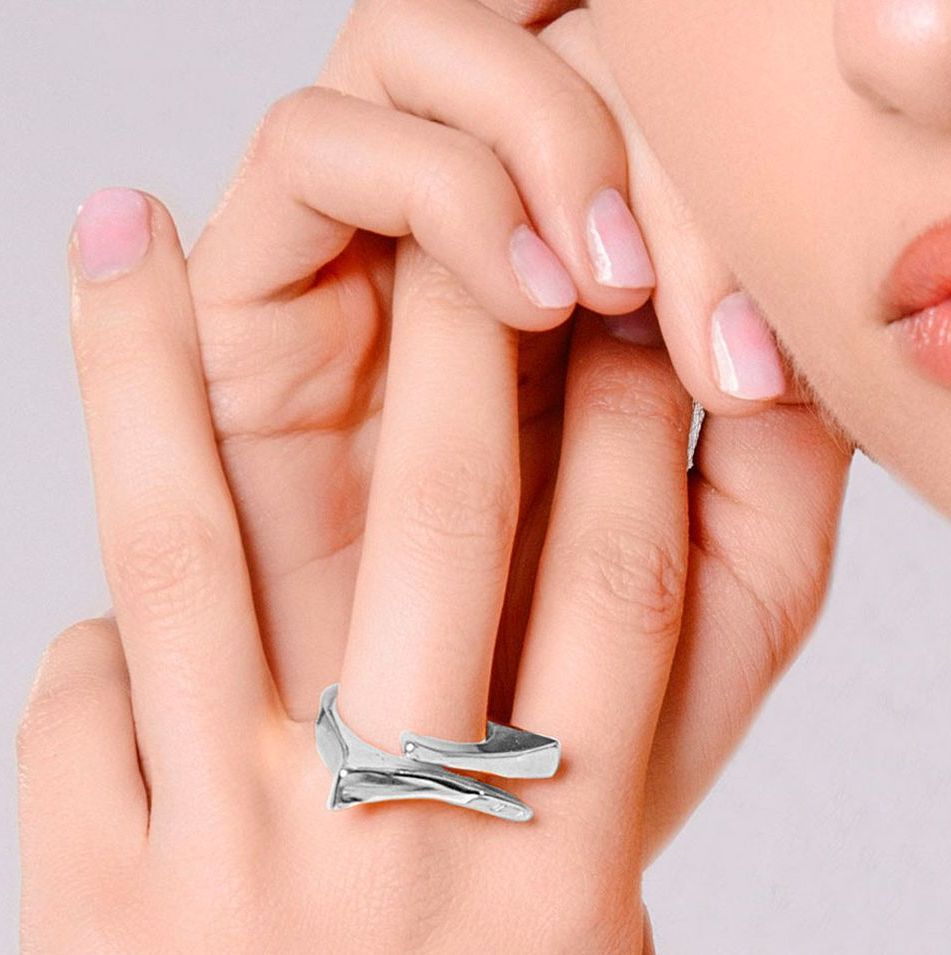 Anello in argento indossato